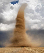 3 cha con đi xe máy bị lốc xoáy hất tung lên trời