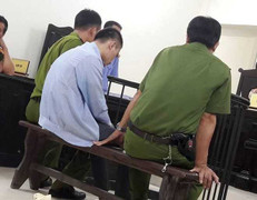 Hiếp dâm, sát hại người yêu bạn, kẻ thủ ác đập đầu tự tử giữa tòa