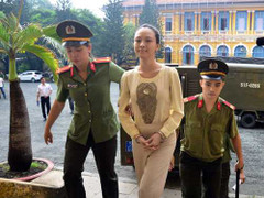 Hoa hậu lừa đảo tiền tỷ mỉm cười trước vành móng ngựa