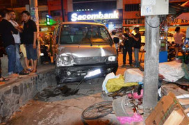 'Xe điên' húc văng người phụ nữ đi xe đạp dính chặt vào cột điện