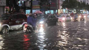 Sau trận mưa lớn, nhiều tuyến phố Hà Nội biến thành sông