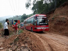 Sạt lở đất nghiêm trọng ở Điện Biên, giao thông tê liệt