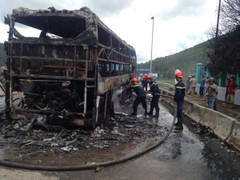 Xe khách giường nằm bất ngờ cháy rụi, 19 hành khách may mắn thoát nạn