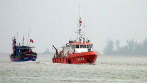 Đưa 7 ngư dân Nghệ An bị nạn trên biển trở về an toàn