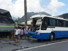 Phạt nặng xe khách mất phanh lao đèo được xe tải 'dìu' thoát nạn thảm khốc