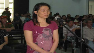 Đòi bán đất lấy tiền nuôi bồ nhí, người đàn ông bị vợ thiêu sống