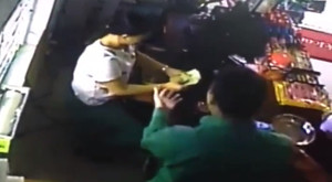 Giả danh khách hàng 'thôi miên' lấy tiền ở Hội An