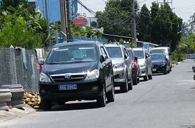 2 xe biển xanh đến dự đám giỗ tại Sóc Trăng