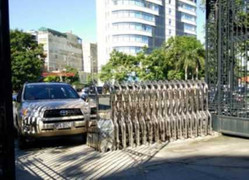 Tài xế say xỉn lái xe tông thẳng vào cổng ủy ban tỉnh