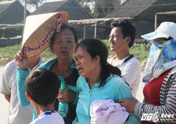 Sóng đánh lật thuyền, 2 ngư dân gặp nạn