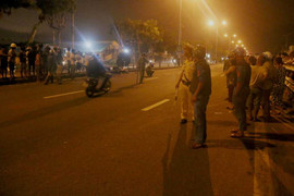 Bị xe bồn ép vào dải phân cách, tài xế xe máy chết thảm