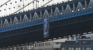 Dân Mỹ treo chân dung 'khủng' chúc mừng sinh nhật Tổng thống Putin?