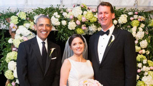 Tổng thống Obama bị bắt gặp làm phù rể trong đám cưới trợ lý