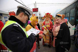 'Tôn Ngộ Không' bị cảnh sát giao thông chặn hỏi giữa đường