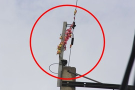 Trèo cột điện lấy phong bì có 500 nghìn đồng, chàng trai chết thảm