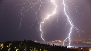 Còn sống bị sét đánh 3 lần, chết rồi bị sét đánh tung bia mộ