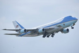 Chuyên cơ chở Tổng thống Trump rời Đà Nẵng, đang bay tới Hà Nội