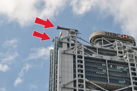 Sợ vận đen phong thủy, ngân hàng ở Hong Kong dựng hình tháp pháo trên nóc chống kiến trúc dị