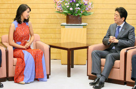 Thủ tướng Nhật Bản tiết lộ 'bí mật quốc gia' với hoa hậu hoàn vũ năm 2017