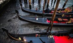 Ảnh: Hàng loạt kênh đào ở Venice cạn trơ đáy sau siêu trăng