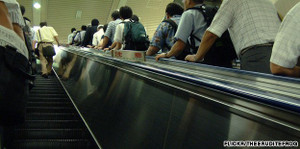 Vì sao người Nhật chỉ đứng một bên khi đi thang cuốn?