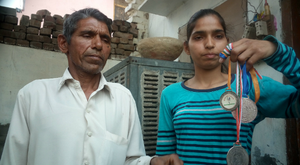 Quấy rối tình dục, nam cảnh sát bị nữ cao thủ karate đánh tới tấp