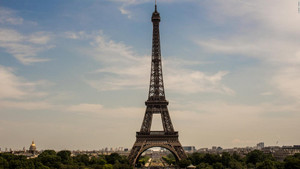 Pháp đóng cửa tháp Eiffel, triển khai loạt xe thiết giáp