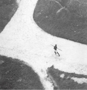 Thành viên bộ lạc châu Phi ném giáo tấn công máy bay tình báo Mỹ