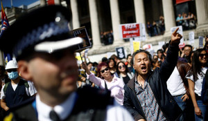 Người Anh xuống đường tuần hành bày tỏ quan điểm về Hong Kong