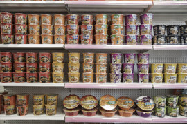 Mì ăn liền 'sốt' trở lại: Kinh tế khó khăn, người Trung Quốc 'thắt lưng buộc bụng' chi tiêu?