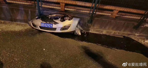 Video: Hãi hùng cảnh cầu đi bộ đổ sập, nghiền nát hàng loạt ô tô