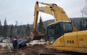 Dọn dẹp hiện trường vỡ đập, phát hiện két sắt chứa đầy vàng