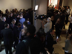 Nghị sĩ Cộng hòa xông vào phòng điều trần kín, ngăn nhân chứng cung cấp lời khai cho Hạ viện