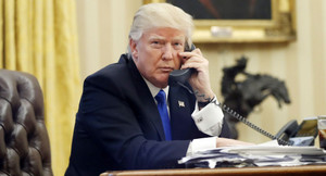 Bản ghi cuộc điện đàm đầu tiên giữa ông Trump với Tổng thống Ukraine: Không đề cập tới vấn đề chính trị