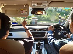 Thủ tướng 94 tuổi của Malaysia lái xe chở vợ đi hẹn hò cuối tuần