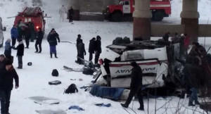 Xe buýt lao xuống sông băng 19 người chết: Nhân chứng kể lại khoảnh khắc 'chết đi, sống lại'