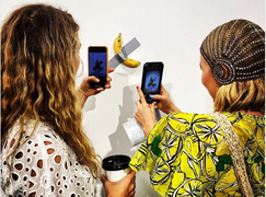 Quả chuối dán tường được bán với giá gần 3 tỷ đồng