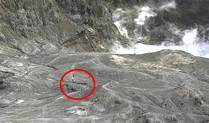 Hình ảnh ám ảnh của du khách ngay trước khi núi lửa New Zealand phun trào