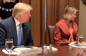 Lọ muối tiêu ngoại cỡ, cách thể hiện quyền lực đặc biệt của Tổng thống Trump