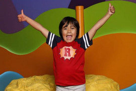 Cậu bé 8 tuổi trở thành tỷ phú nhờ 'đập hộp' đồ chơi, kiếm 26 triệu USD mỗi năm