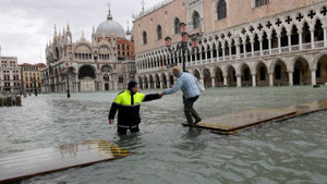 Venice ngập lụt chưa từng có, Trung Quốc bùng phát dịch hạch: Tác động đáng sợ của biến đổi khí hậu