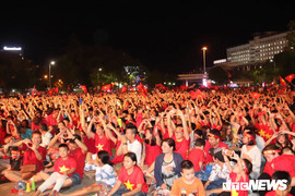 Hàng trăm cung bậc cảm xúc của người hâm mộ ăn mừng chiến thắng tuyệt đỉnh của đội tuyển Việt Nam
