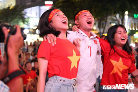 Người Sài Gòn hãnh diện xuống đường ăn mừng Việt Nam thắng đậm Thái Lan