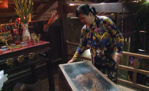 Bí ẩn xác chết 50 năm ở chung với người sống tại miền Tây