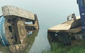 Máy xúc rơi từ trên xe tải xuống đường đè chết 2 nữ sinh ở Thanh Hóa