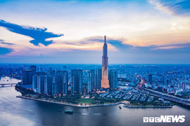 Du khách 'nhảy dù' từ độ cao hơn 460m trong ngày đầu ra mắt đài quan sát cao nhất Việt Nam