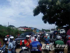 Dân ùn ùn kéo lên Lễ hội hái mận, quốc lộ 43 tắc hơn 5km