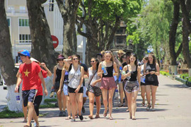 Du khách nước ngoài 'thách thức' nắng nóng gần 40 độ C tại Hà Nội