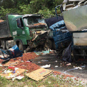 Xe đầu kéo đâm xe tải chở mận, 3 người thương vong