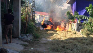 Đỗ xe trên đống rơm giữa trời nắng, ôtô bốc cháy dữ dội